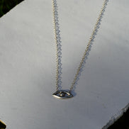 Penjoll Ull Protector de plata 925 sobre fons blanc artesanal