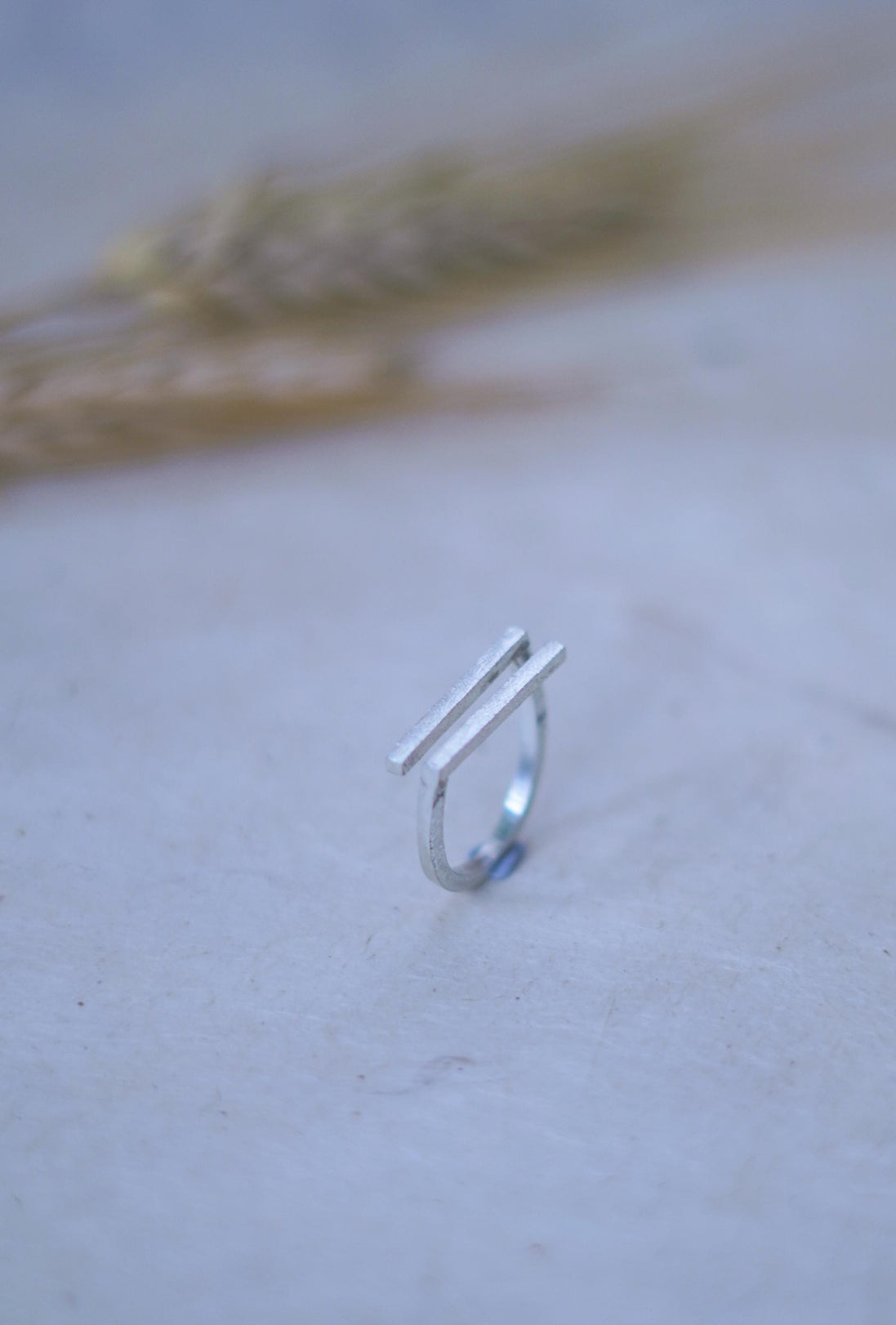 Anell Ajustable de Plata amb Doble Barra – vista lateral