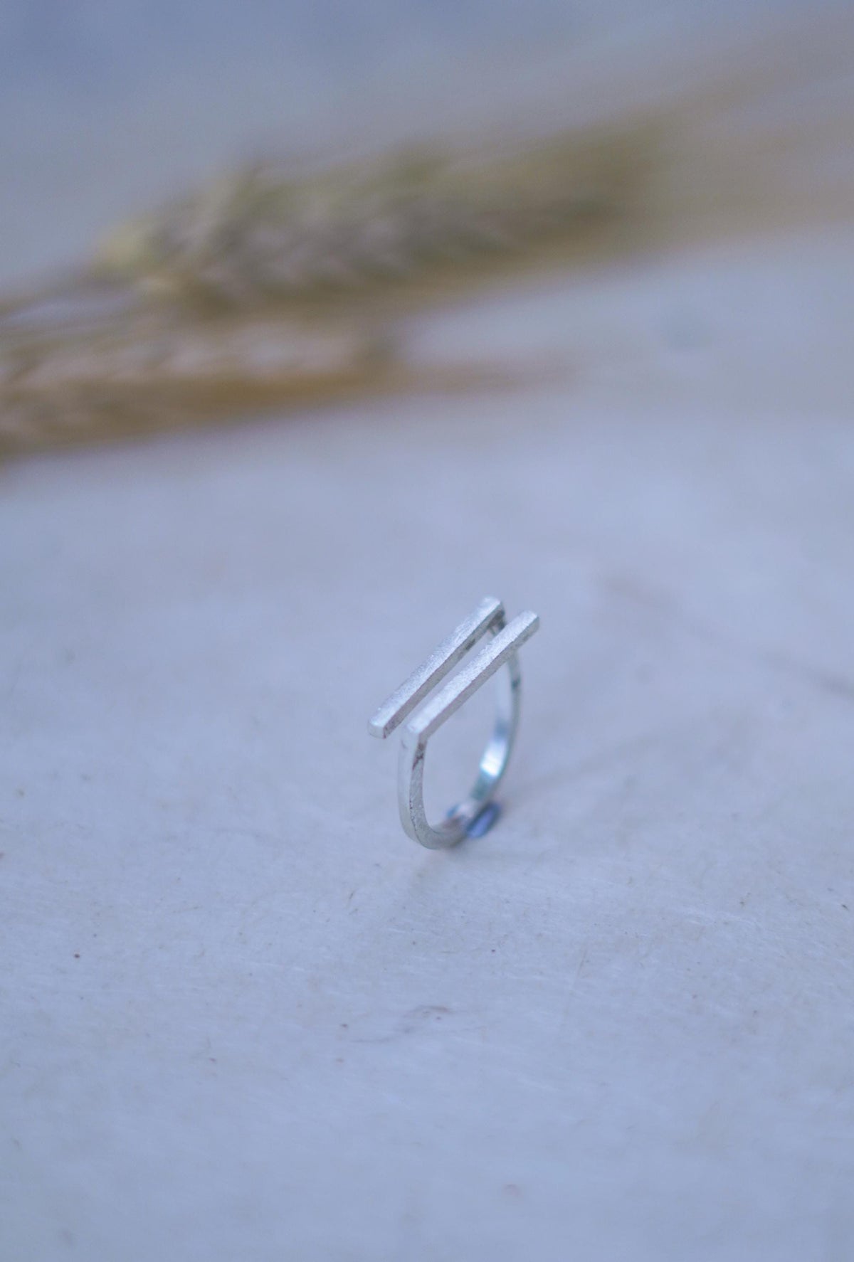 Anell Ajustable de Plata amb Doble Barra – vista lateral