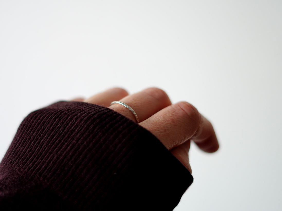 Anell GRA posat a la mà – vista lateral