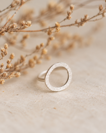 Anell HALO de plata TTJOIES – vista amb flors seques