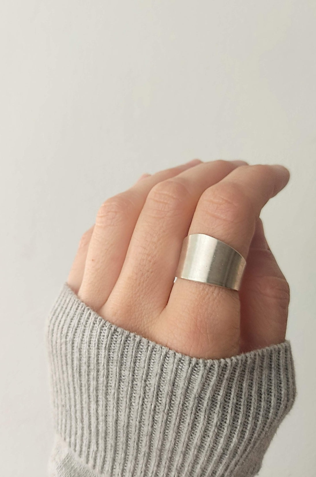 Anell TRO de plata mate – posat a la mà