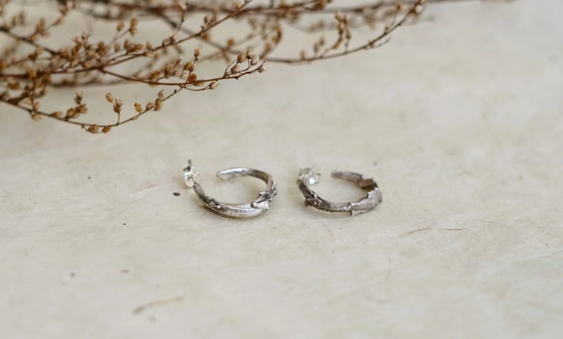 Aros orgànics de plata, detall de la forma irregular
