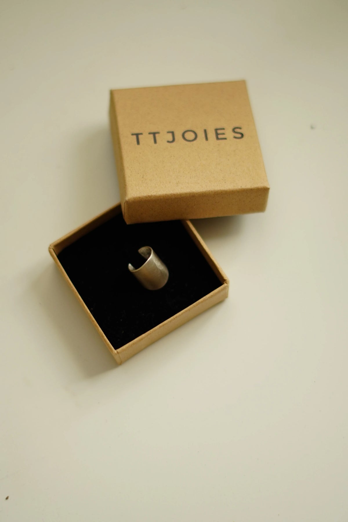 Ear cuff de plata mate en caixa TTJOIES