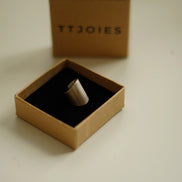 Ear cuff de plata mate presentat en packaging TTJOIES