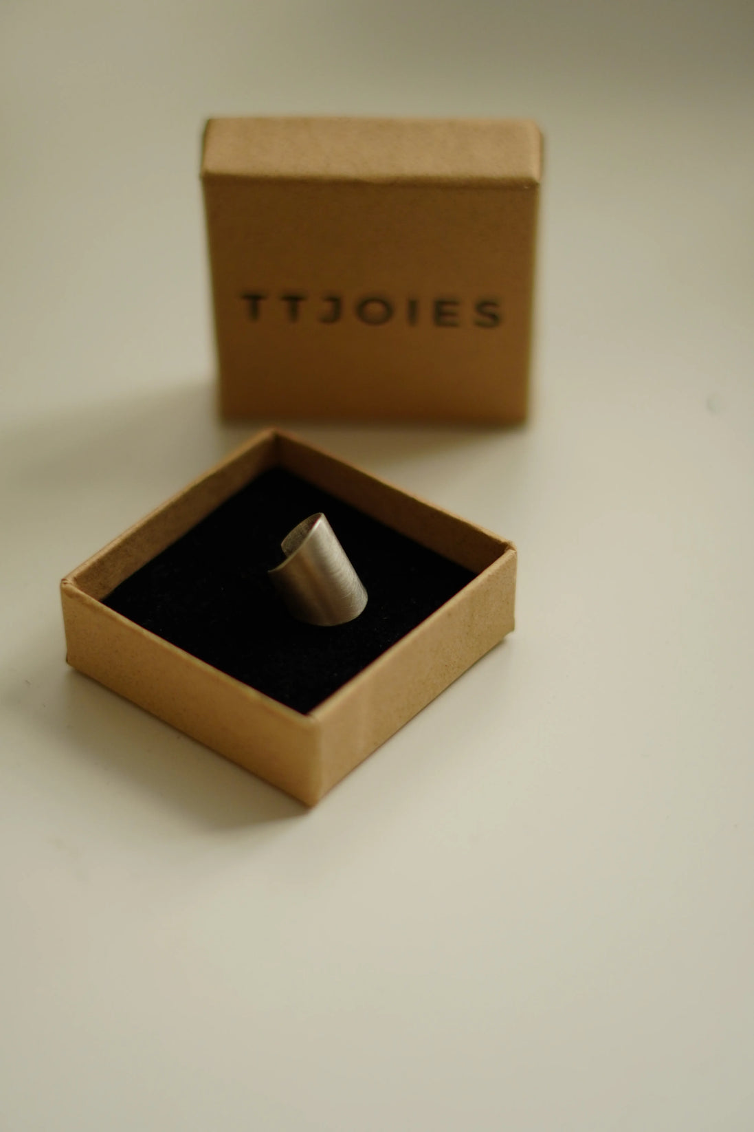 Ear cuff de plata mate presentat en packaging TTJOIES
