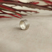 Ear cuff de plata texturitzada – vista principal