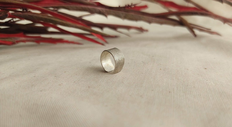 Ear cuff de plata texturitzada – vista principal