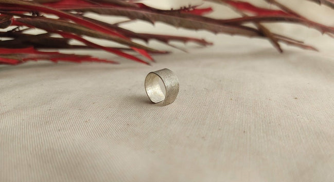 Ear cuff de plata texturitzada – vista principal