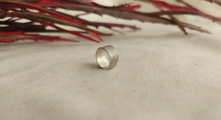 Ear cuff de plata texturitzada – vista principal