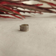 Ear cuff de plata texturitzada – detall