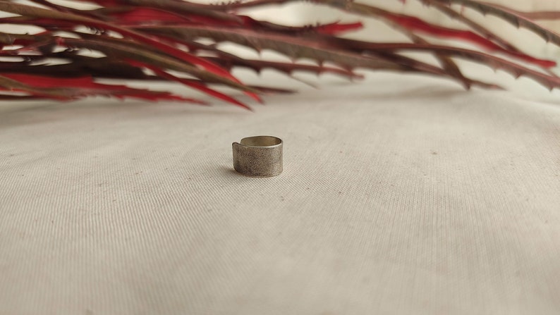 Ear cuff de plata texturitzada – detall