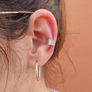 Ear cuff de plata texturitzada – posat