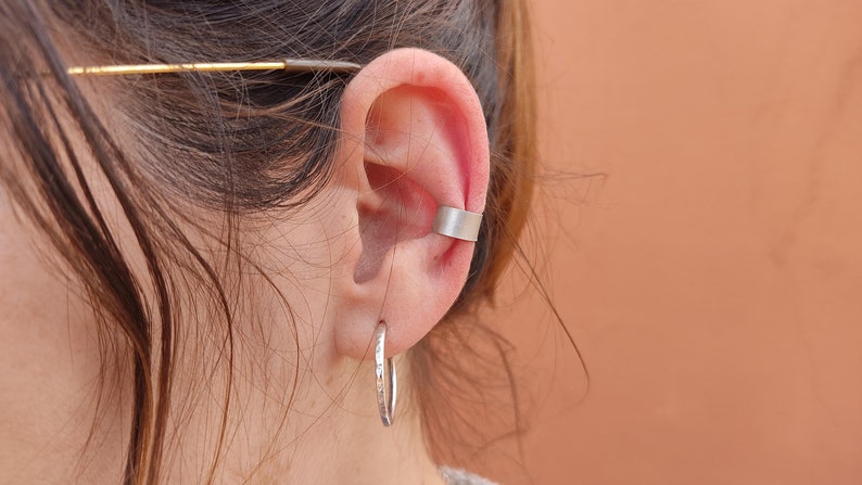 Ear cuff de plata texturitzada – posat