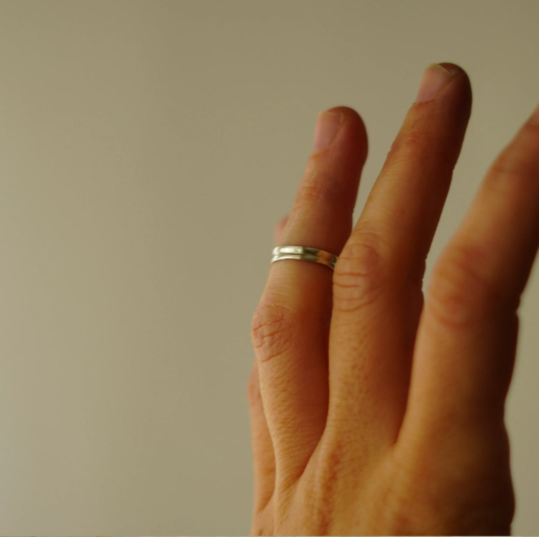 Anell midi de plata ajustable – fotografia 4