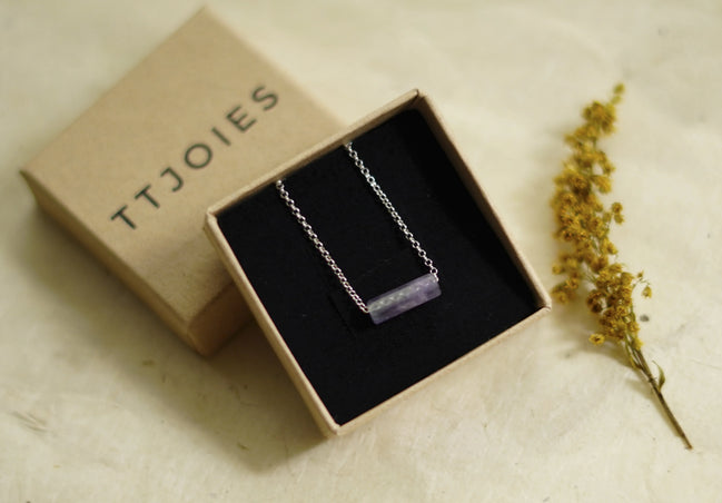 Collaret FLUORITA de plata, detall de la pedra violeta