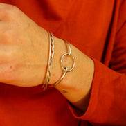 Polsera de plata oberta amb cercle, posada