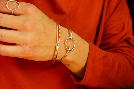 Polsera de plata oberta amb cercle, posada