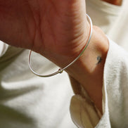 Polsera Mindfulness de plata 925 posada al canell