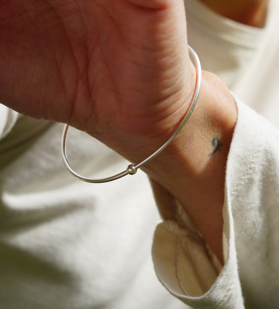 Polsera Mindfulness de plata 925 posada al canell