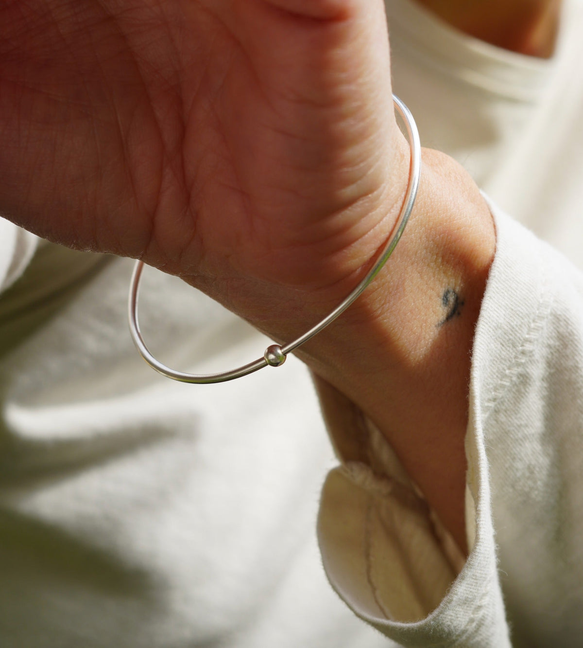 Polsera Mindfulness de plata 925 posada al canell