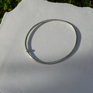 Polsera Mindfulness de plata 925 amb boleta mòbil sobre fons blanc