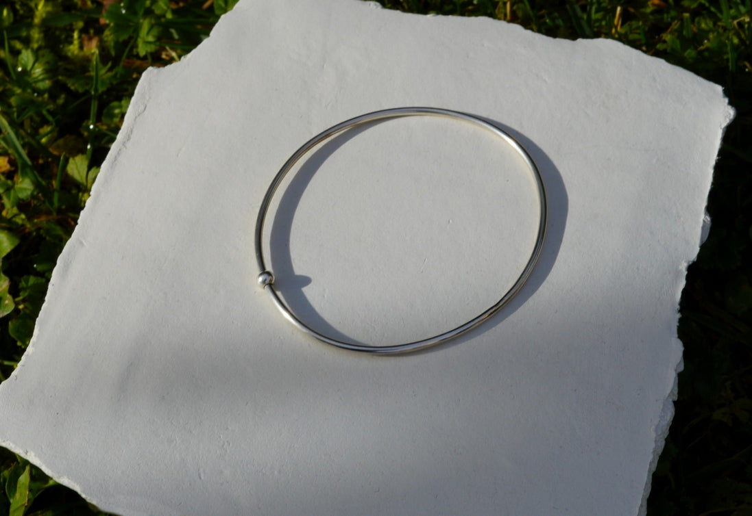 Polsera Mindfulness de plata 925 amb boleta mòbil sobre fons blanc