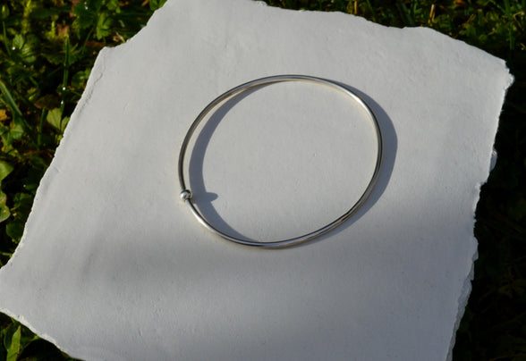 Polsera Mindfulness de plata 925 amb boleta mòbil sobre fons blanc