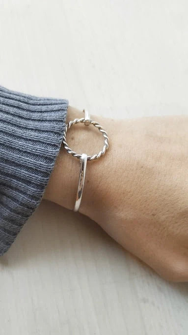 Polsera de plata amb cercle trenat – detall