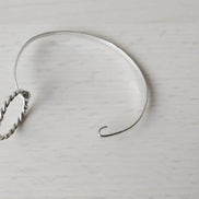 Polsera de plata amb cercle trenat – posada