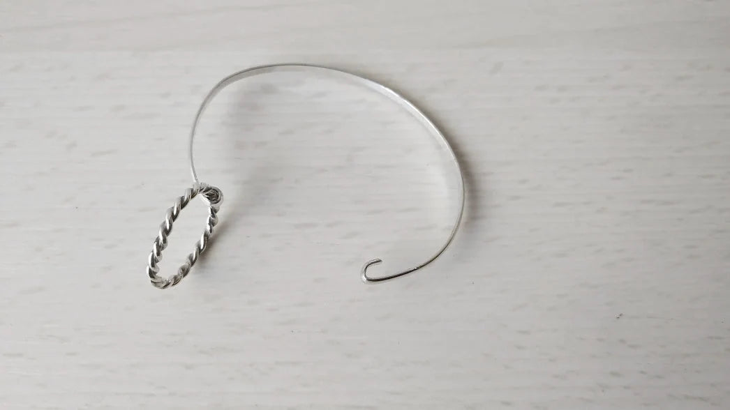 Polsera de plata amb cercle trenat – posada