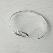 Polsera de plata amb cercle trenat – detall del cercle