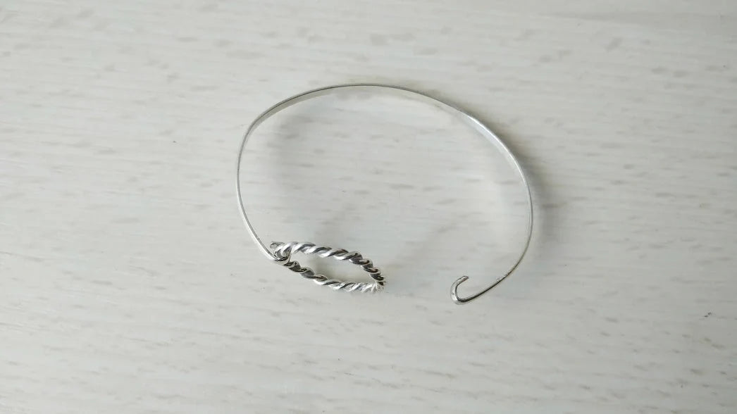 Polsera de plata amb cercle trenat – detall del cercle