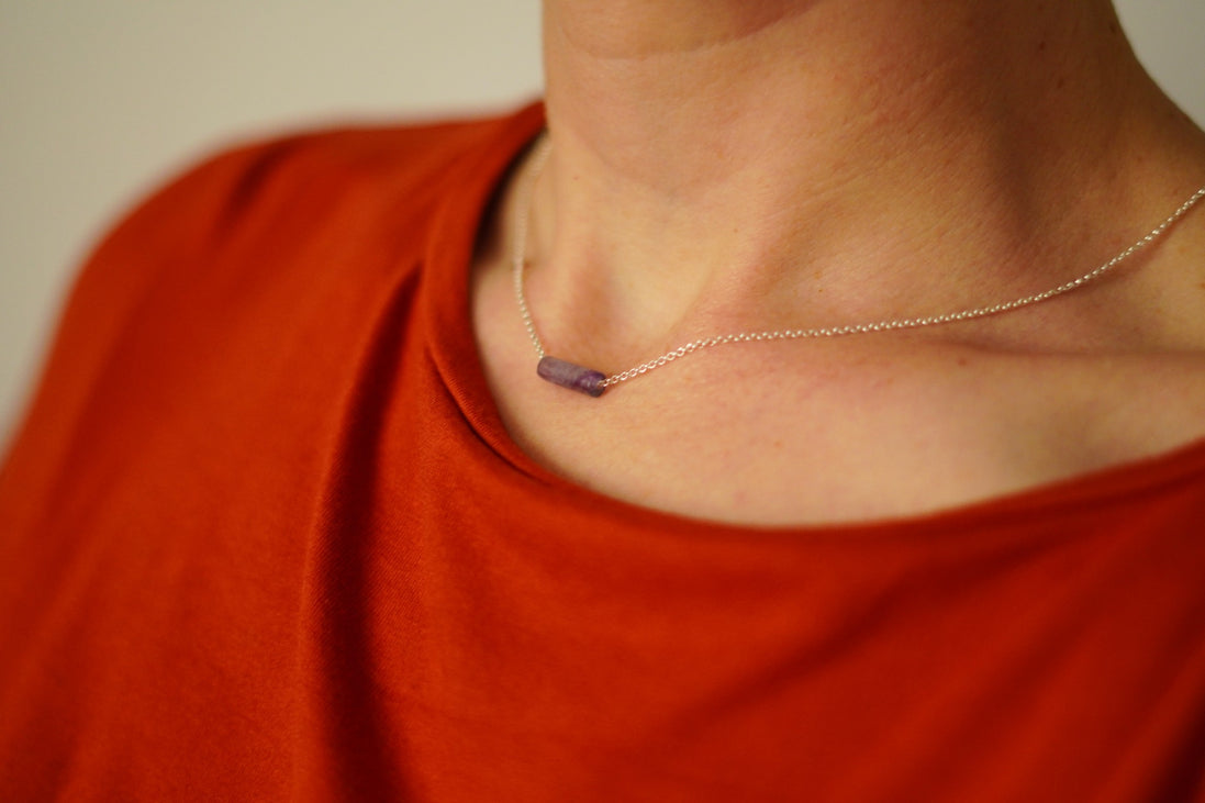 Collar FLUORITA de plata con piedra natural violeta, puesto al cuello